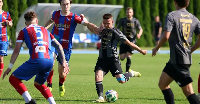 IV liga. W meczu na szczycie tabeli nie było wygranych. Olimpia Zambrów - Warmia Grajewo 1:1