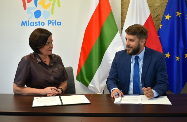 Beata Dudzińska podpisała umowę
na realizację zadania z doktorem Sebastianem Łaźniakiem z firmy Cogito