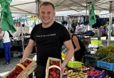 „Najlepsze truskawki są na na Nowym Rynku" mówią klienci targowiska w Lesznie