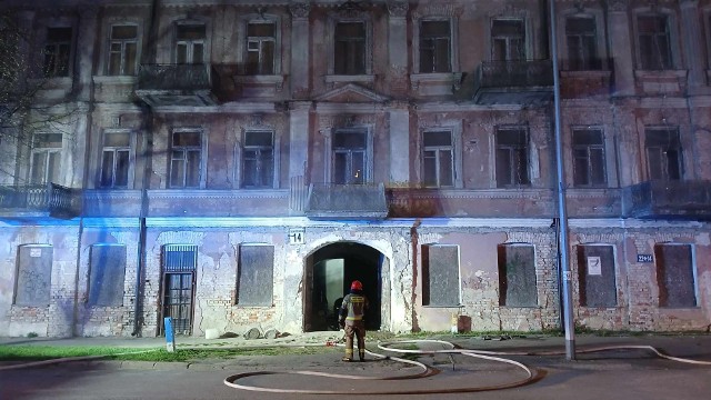 Strażacy podczas akcji gaśniczej pożaru w zabytkowej kamienicy przy ulicy Dąbrowskiego 14