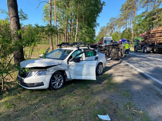W wypadku pod Maksymilianowem brały udział dwa auta osobowe i ciężarówka przewożąca na naczepie drewno