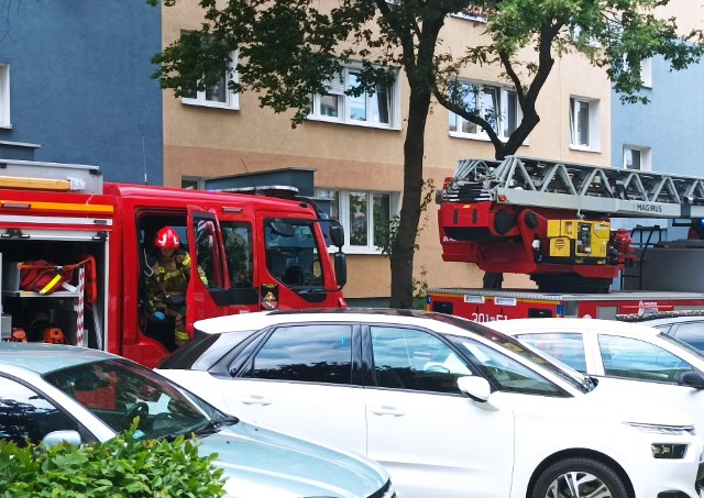 Cztery wozy strażackie zadysponowano  pod budynek mieszkalny przy ul. Koszalińskiej w Bydgoszczy. Powodem alarmu nie był jednak pożar