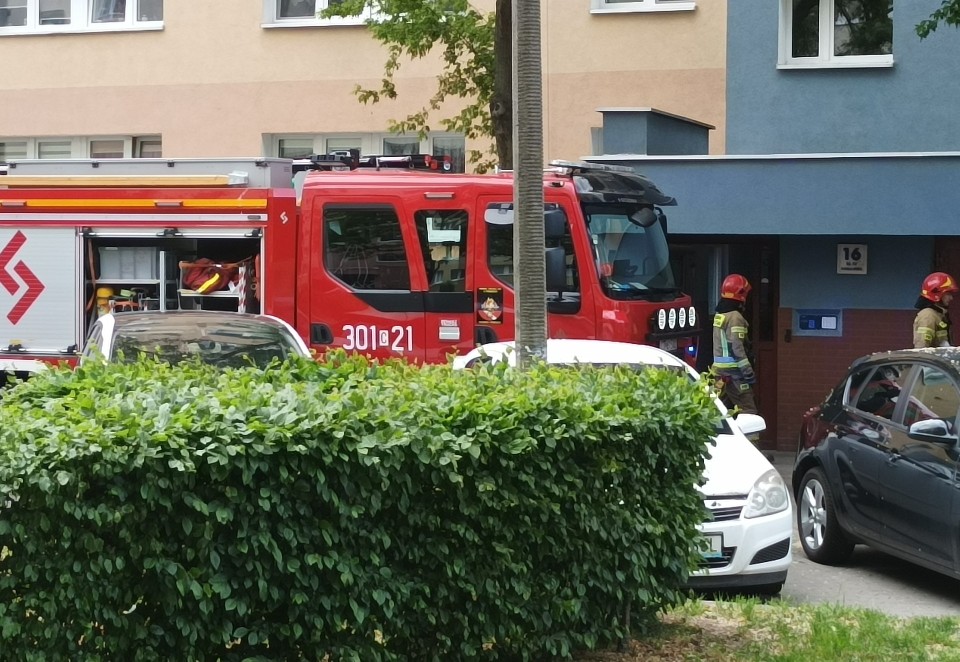 Cztery wozy strażackie przy ul. Koszalińskiej w Bydgoszczy. Co się stało?