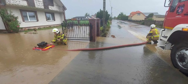 Strażacy z OSP Dobrzyca interweniowali w miejscowości Strzyżew, gdzie woda wdarła się na jedną z posesji