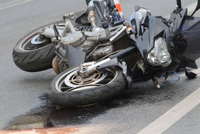 35-letni motocyklista na ulicy Kaliskiej w Pleszewie uderzył w barierę ochronną 