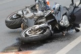 Motocyklista zjechał na chodnik i uderzył w barierę ochronną