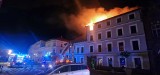 Wielki pożar w centrum Śremu. Zapalił się  budynek hotelu. W akcji ratunkowej brały udział 23 jednostki straży pożarnej