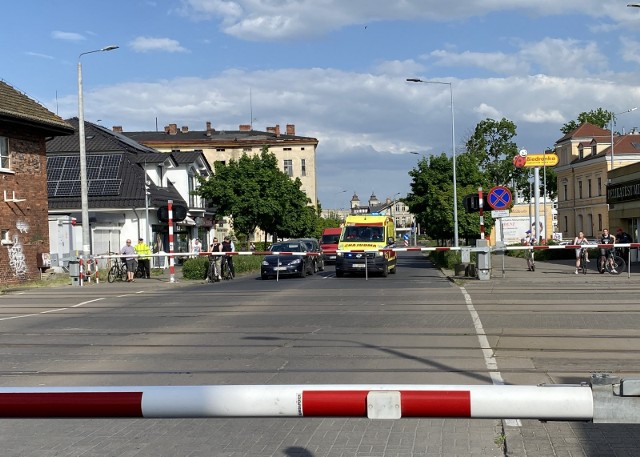 Zamknięte szlabany przed pogotowiem ratunkowym na sygnale w Lesznie