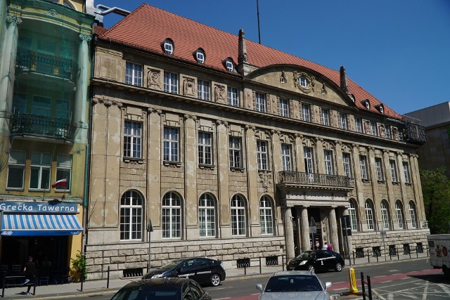 Dawny budynek banku przy zbiegu placu Wolności 15 i ul. Nowowiejskiego 1 w Poznaniu stanie się wielorodzinnym apartamentowcem