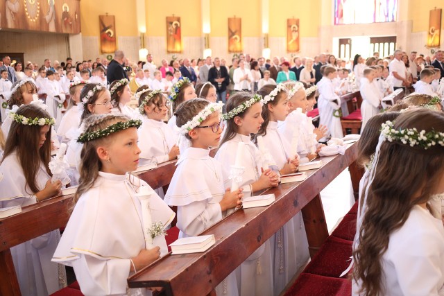 Ponad 120 dzieci wzięło udział w uroczystości Pierwszej Komunii Świętej w parafii pw. Najświętszego Serca Jezusa w Śremie