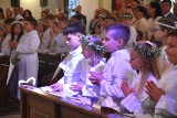 Dwie grupy dzieci z parafii pw. Św. Wojciecha w Wągrowcu przyjęły sakrament I Komunii Świętej