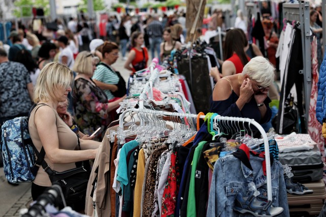 W niedzielę 19 maja na Rynku Łazarskim w Poznaniu odbył się Babi Targ - okazja, do nabycia ubrań z szaf poznanianek za niewielkie pieniądze. Zobacz zdjęcia!