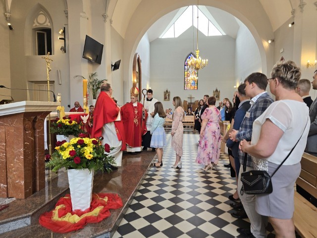 18 osób przystąpiło do Sakramentu Bierzmowania 2024 w parafii Przemienienia Pańskiego w Aleksandrowie Kujawskim