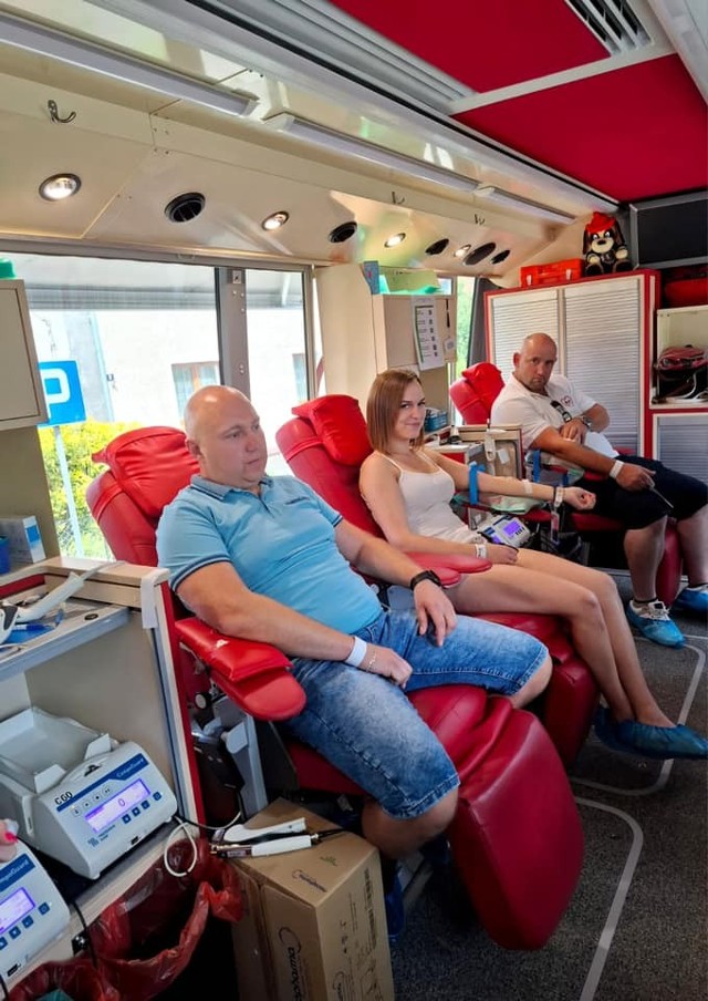 Akcja oddawania krwi w Rogowie. Od lewej: Michał Sobczak, Katarzyna Styperek i Adrian Niewiadomski