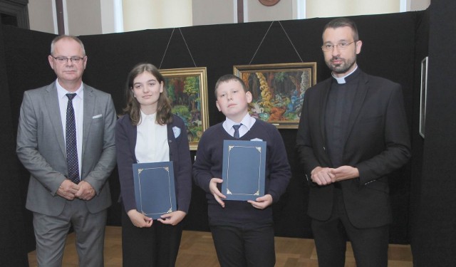 Najlepsi uczniowie szkół podstawowych w Chełmnie z nagrodami burmistrza. Zdjęcia