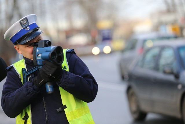 8 czerwca 2024 roku o 16.50 w Oborach policjanci zatrzymali do kontroli drogowej samochód marki Renault. Pojazdem jechał urodzony w 1992 roku mieszkaniec miejscowości Koziegłowy