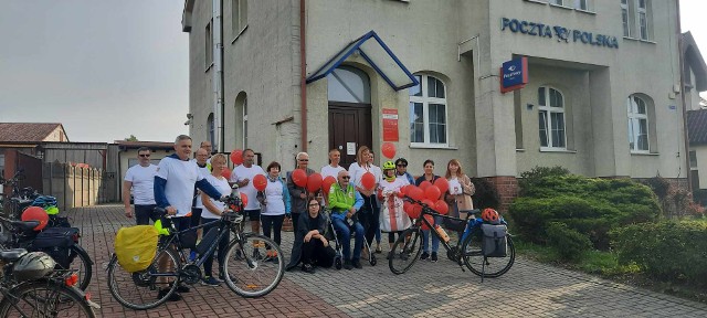 W piątkowy poranek grupa rowerzystów wyruszyła w trasę z Książa Wielkopolskiego do Marszałek.