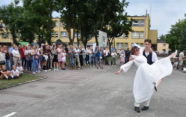 Grupa teatralna z gminy Radomin zaprezentowała inscenizację plenerową w parku w Golubiu-Dobrzyniu, przygotowaną na podstawie "Nocy i dni" Marii Dąbrowskiej