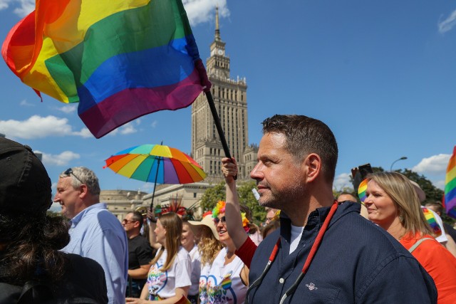 Prezydent Warszawy Rafał Trzaskowski na paradzie równości