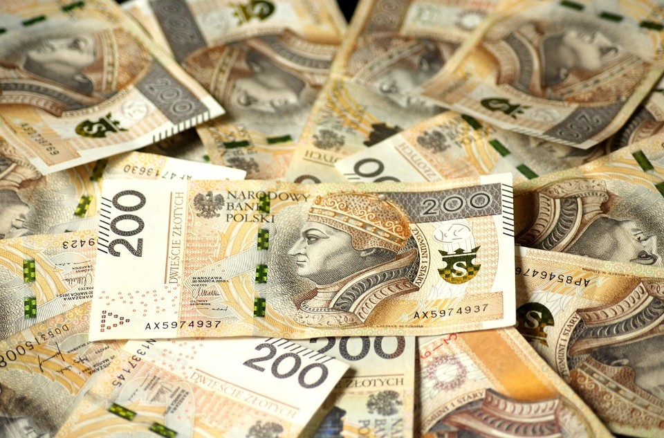 Tysiące Polaków mogą liczyć na podwyżkę pensji od 700 do 1000 złotych