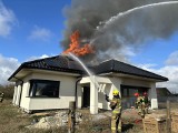 Pożar nowego domu w Łochowie pod Bydgoszczą. Przez 4 godziny strażacy walczyli z ogniem - zdjęcia