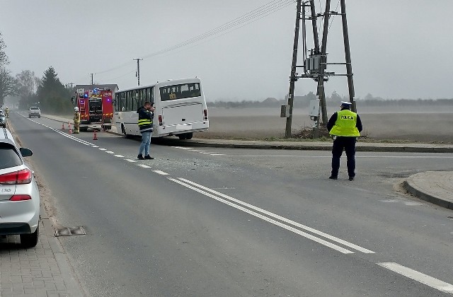 Na drodze wojewódzkiej w Morzycach kierowca autobusu szkolnego wymusił pierwszeństwo przejazdu i doprowadził do zderzenia z mitsubishi