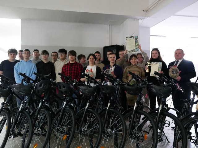 Zwycięstwo przyniosło Zespołowi Szkół Samochodowych nagrodę główną - 20 rowerów wraz z kaskam
