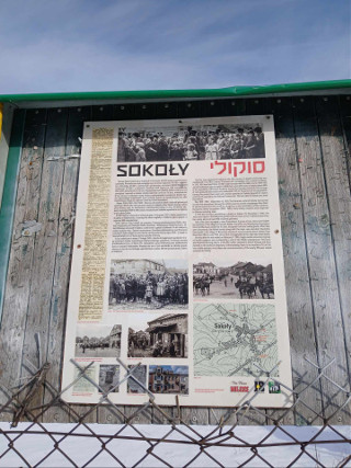Tablica poświęcona Żydom w Sokołach przygotowana przez Henryka Pogorzelskiego oraz Miejsce