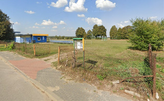Na cmentarzu żydowskim urządzono boisko. Pod ziemią znajdują się tu groby