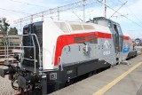 Orlen zakupił pierwszą wyprodukowaną w Polsce lokomotywę wodorową. Z rury wydechowej ulatnia się czysta para wodna