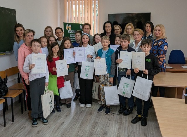 Uczniowie klas trzecich z powiatu hajnowskiego wzięli udział w konkursie Powiatowym Konkursie Ortograficznym