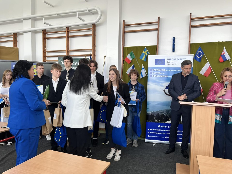 Konkurs wiedzy o Unii Europejskiej odbył się w Kaliszu. Wystartowało w nim 50 osób. ZDJĘCIA