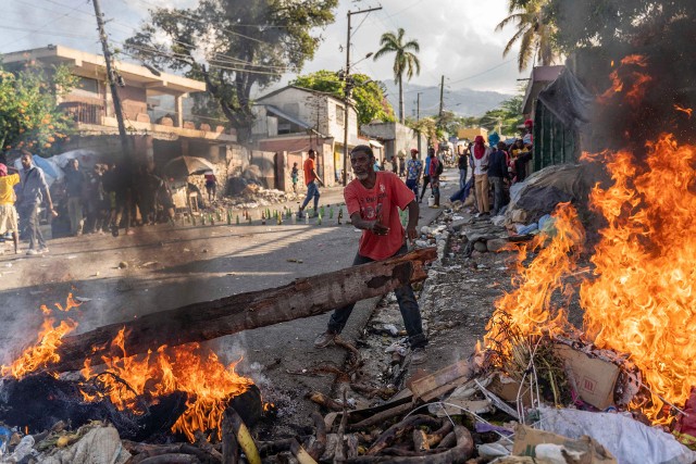 Na ulicach stolicy Haiti panuje strach, przemoc i bandy dowodzone przez okrutnego "Barbecue". Uzbrojone bandy plądrują, rabują i palą...