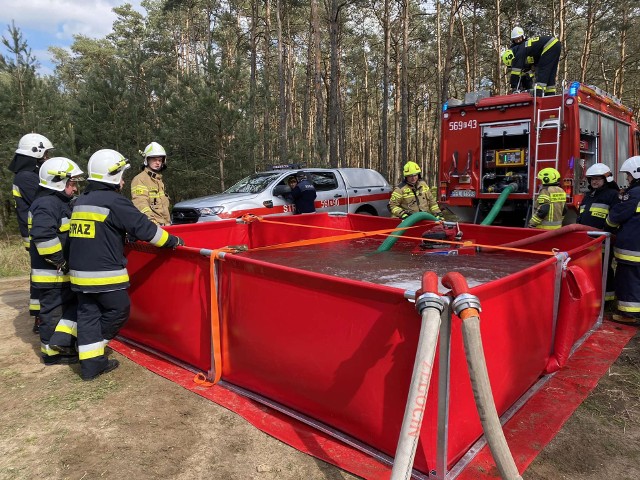 16 zastępów straży pożarnej walczyło z pożarem lasu na terenie leśnictwa Kaźmierka. Na szczęście to były tylko ćwiczenia