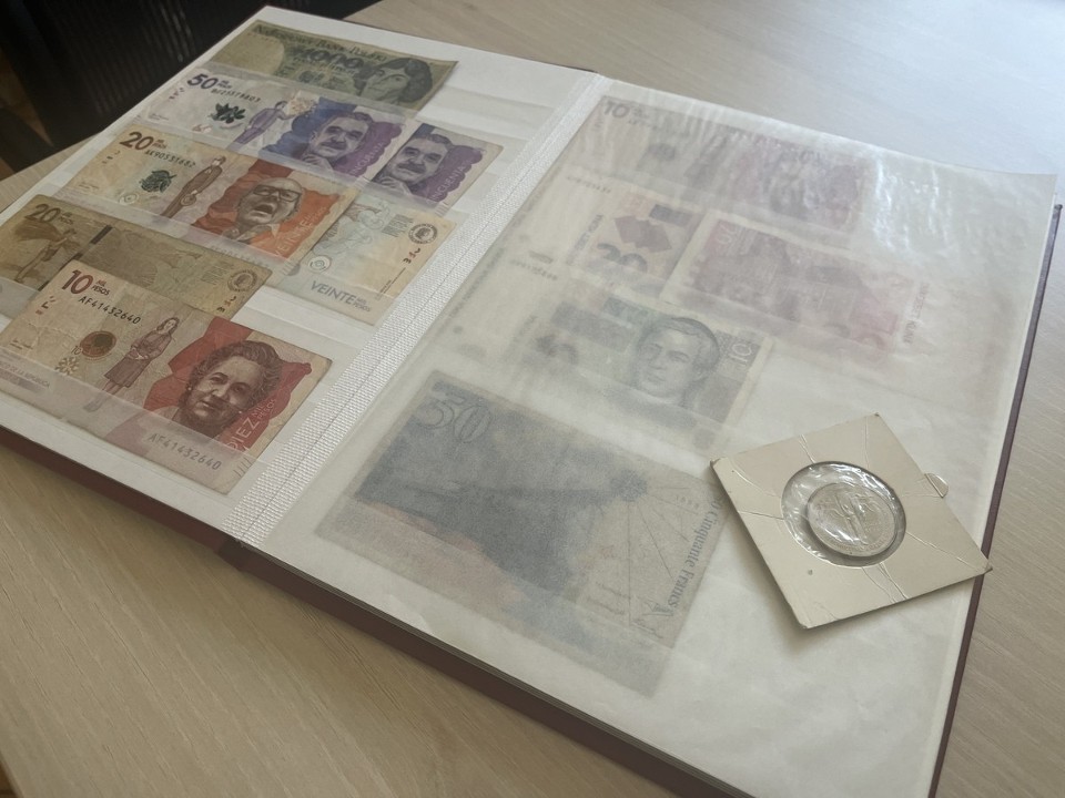 Skradziono między innymi cenne monety i banknoty.