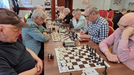 W mistrzostwach szachowych wzięły udział 24 osoby z...