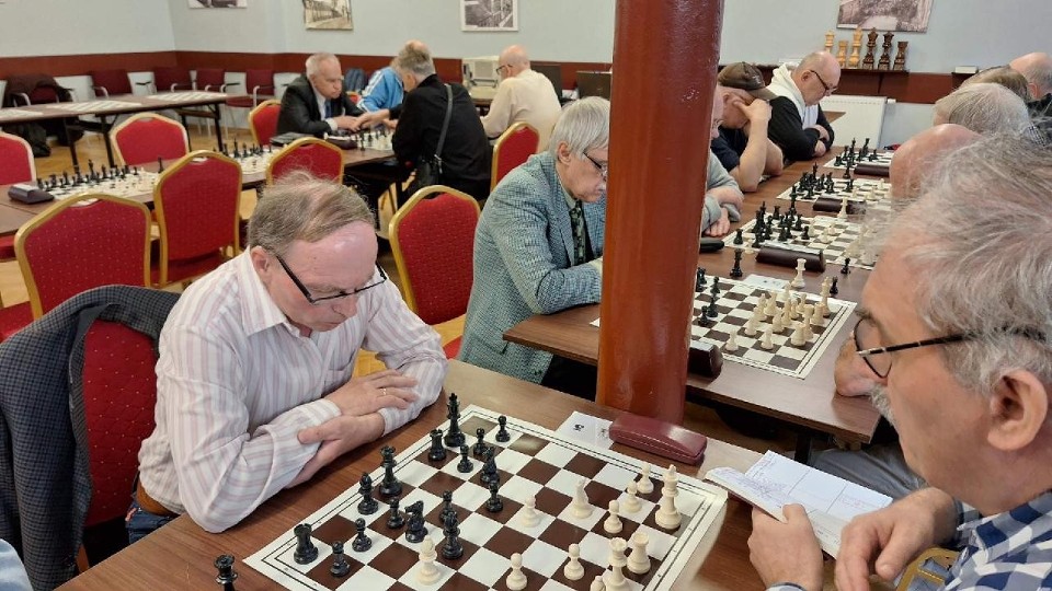 W mistrzostwach szachowych wzięły udział 24 osoby z...