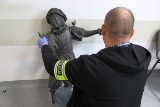 Policjanci zatrzymali 26-latka. To on skradł figurkę żaczka z "Królówki" w Inowrocławiu. Zdjęcia