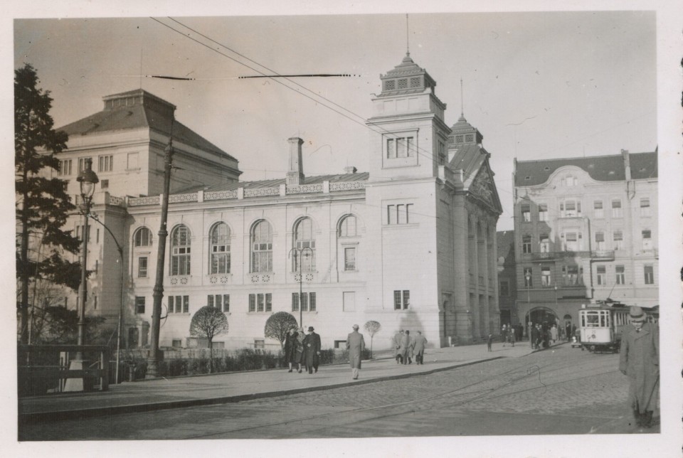 "Podczas walk o wyzwolenie miasta w 1945 roku budynek został...
