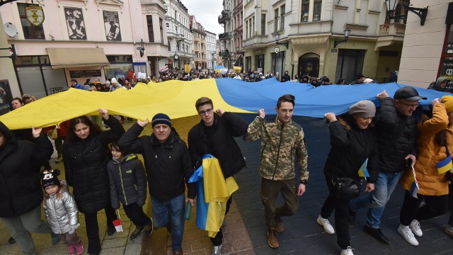 To już dwa lata, gdy putinowska Rosja zaatakowała Ukrainę. W rocznicę napaści Rosji na Ukrainę na całym świecie, w tym Polsce i Toruniu odbywają się uroczystości upamiętniające to wydarzenie i solidaryzujące z Ukraińcami. Oto zdjęcia z wydarzenia w centrum Torunia!