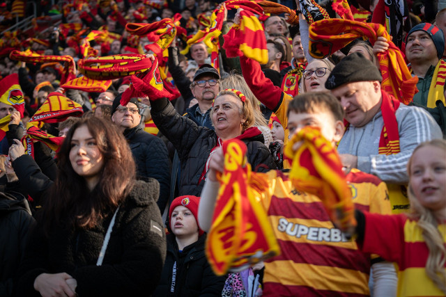 Kibice na meczu Jagiellonia - Legia (2:2). Rekord frekwencji pobity, a fani wspierali Żółto-Czerwonych w trudnych chwilach (zdjęcia)