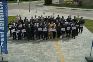 Stanęli na placu. Trzymali symboliczne czeki. Pieniądze pójdą nie tylko na samochody