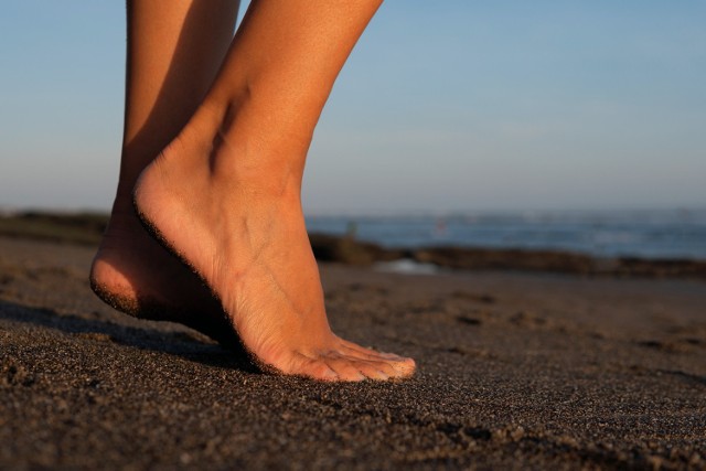 Morze, plaża i… zniszczone stopy! Co zrobić, żeby po urlopie nad morzem nie mieć przesuszonych i popękanych pięt? Sprawdź rady podologa