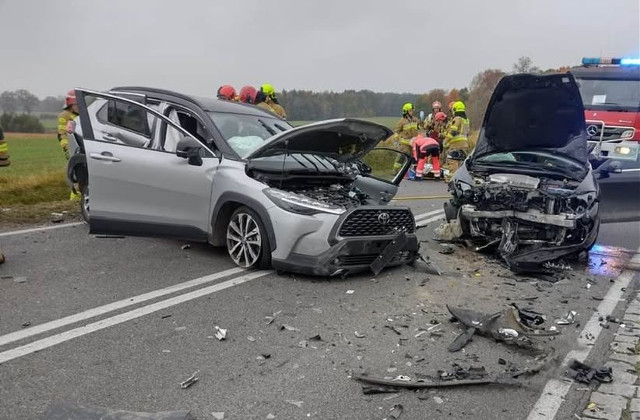 Zderzenie trzech pojazdów na DK 58. Toyota uderzyła w kia i renault. Trzy osoby poszkodowane w wypadku