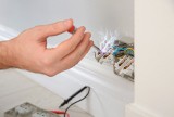 Wadliwa instalacja elektryczna: nie daj się prądowi! Jak uchronić się przed zagrożeniem? Te porady pomogą ci zadbać o bezpieczeństwo