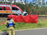 Tragiczny wypadek na przejeździe kolejowym w Pile. Pociąg uderzył w osobówkę - nie żyje kobieta! 