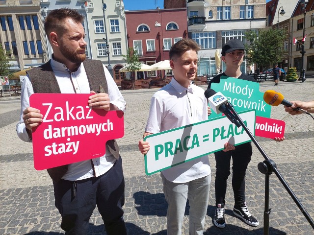Mateusz Orzechowski (w środku) opowiadał o postulatach Lewicy w eurowyborach. Od lewej: Przemysław Decker z grudziądzkiej Lewicy. Od prawej: Mikołaj