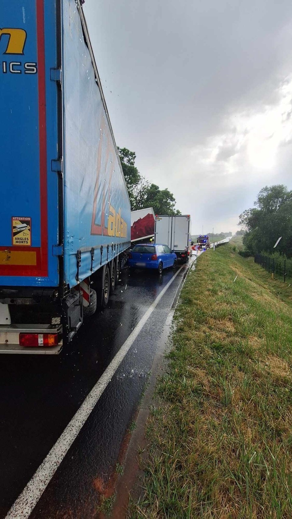 Poważny wypadek pod Poznaniem. Zderzyły się dwie ciężarówki. Droga zablokowana!