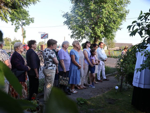 W poniedziałek, 27 maja 2024 przed kapliczką usytuowaną w ogrodzie na terenie posesji Wandy Kaźmierczak w gminie Dobre odbyło się ostatnie majowe śpiewanie pieśni Maryjnych