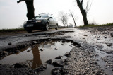 Mechanicy nie mają wątpliwości. Skontroluj te elementy auta po wjechaniu w dziurę 